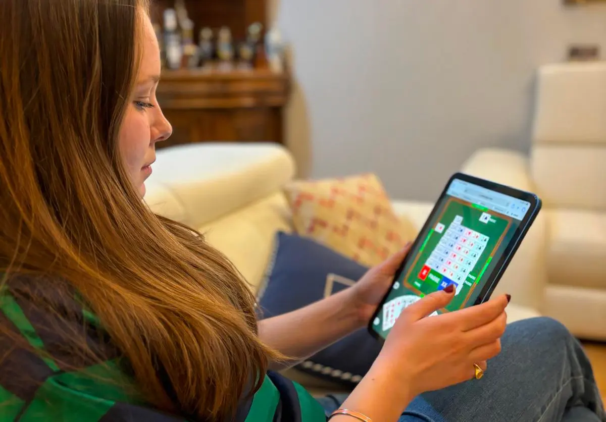 Person beim Bridge-Spielen